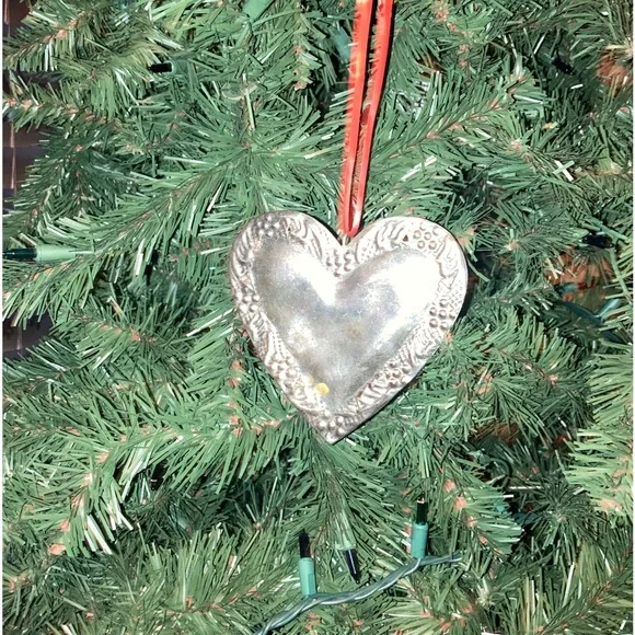 Antique silver plated decorative heart shaped ornament/pendant (Vintage style) - Picture 8 of 16